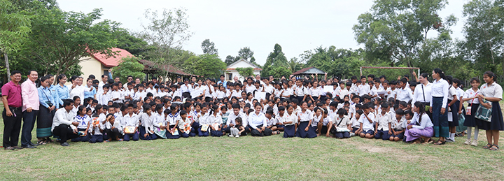 表彰式に集まった児童たち