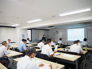 会議室での講義の様子