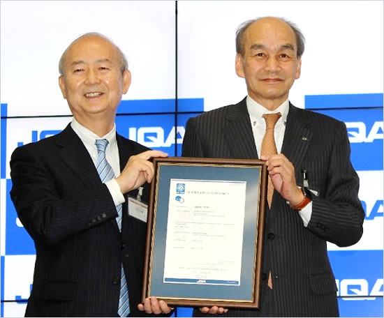 シャープ株式会社 専務ビジネスソリューション事業本部本部長中山 藤一様（右）と当機構理事長小林憲明