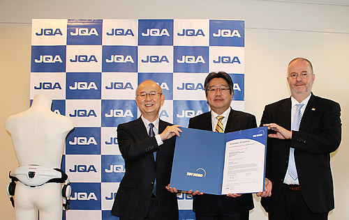 Mr. Katsuhisa Okuda, Chief Officer, Power Product Operations, Honda Motor Co., Ltd. (Middle), Mr. Wolfgang Wielpütz, Executive Vice President, TÜV NORD CERT GmbH (Right), Mr. Noriaki Kobayashi, President & CEO, Japan Quality Assurance Organization (Left)