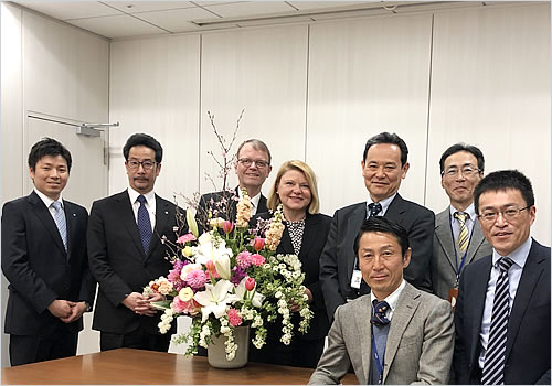 NRW.INVEST　アストリッド・ベッカー国際部長（アジア、オーストラリア、南米担当、写真左から４番目）、NRW Japan　ゲオルグ・ロエル社長（写真左から３番目）、当機構　理事　浅田 純男（写真左から5番目）