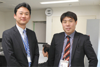 大嶋芳明社長（左）と情報システム部 副部長 佐藤睦氏
