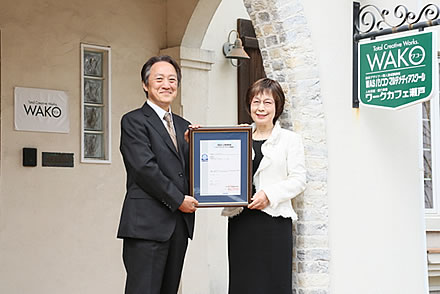 有限会社ワコー山田信子代表取締役社長（右）とJQA理事福井安広