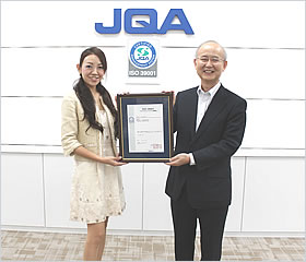 株式会社安城自動車学校  石原慧子代表取締役社長（左）と当機構理事長 小林憲明