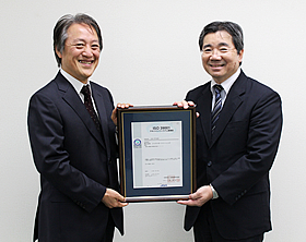 株式会社ジャストオートリーシング前田 正明 常務取締役 経営管理部長（右）と当機構理事 福井 安広
