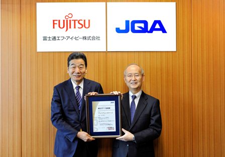 富士通エフ・アイ・ピー株式会社　阿久根　雄二常務取締役　ソリューションサービスグループ長（左）と当機構理事長　小林　憲明