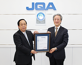 丸一ロジテック株式会社家近茂代表取締役（左）と当機構理事福井安広