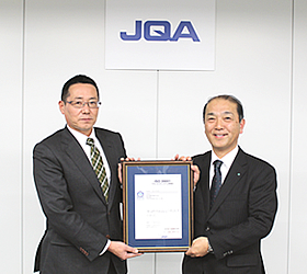 名古屋陸送株式会社森田理人代表取締役社長（左）と当機構ISO中部支部長 杉浦忠敏