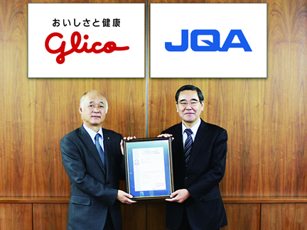 江崎グリコ株式会社村上泰民常務執行役員（左）と当機構専務理事矢野忠行