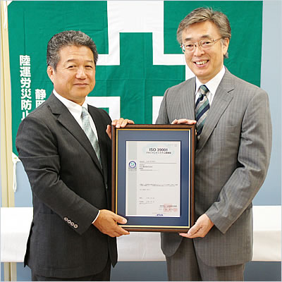 大五運送株式会社 河合 秀信 代表取締役（左）と当機構ISO中部支部長 中野 昭彦