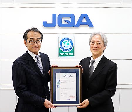 日本レコード・キーピング・ネットワーク株式会社 佐々木 秀寿 代表取締役社長（左）と当機構理事 福井 安広