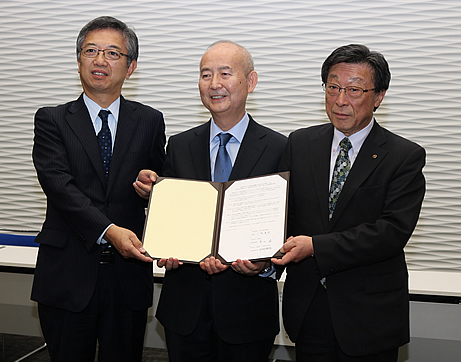 （写真左より）株式会社北海道二十一世紀総合研究所中村栄作代表取締役社長、当機構理事長小林憲明、株式会社北洋銀行柴田龍取締役副頭取