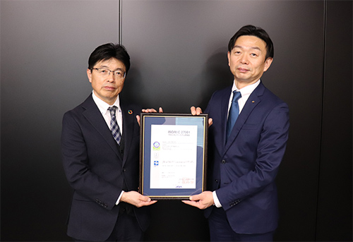 アイリスオーヤマ株式会社 執行役員 管理本部 本部長 田中 伸生 様（右）と当機構マネジメントシステム部門 理事 今村 俊樹
    