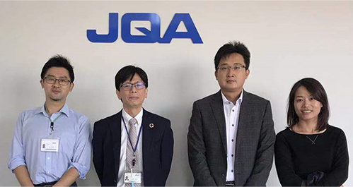 CATARC日本事務所・高吉強代表（写真右から2人目）、当機構　総合製品安全部門　副部門長 塩田武彦（写真右から3人目）