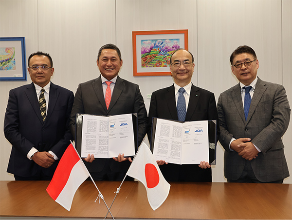 PT SUCOFINDO（PERSERO）President Director Sandry N. Pasambuna氏（左から2番目）と当機構　理事長　石井 裕晶（右から2番目）