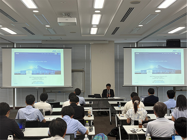 当機構、安全電磁センター認証部長の新井が登壇