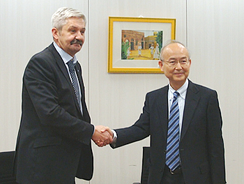 BELLIS Director　Mr. Yury Pashyk（写真左）と当機構理事長　小林 憲明